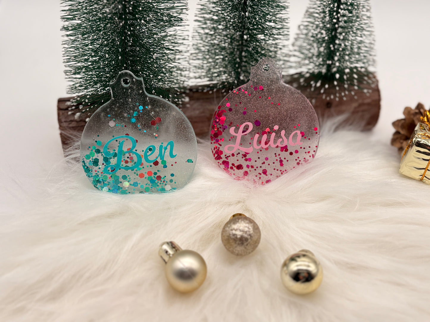 Personalisierter Weihnachtsanhänger aus Epoxidharz – Weihnachtskugel mit Namen in Rosa oder Türkis