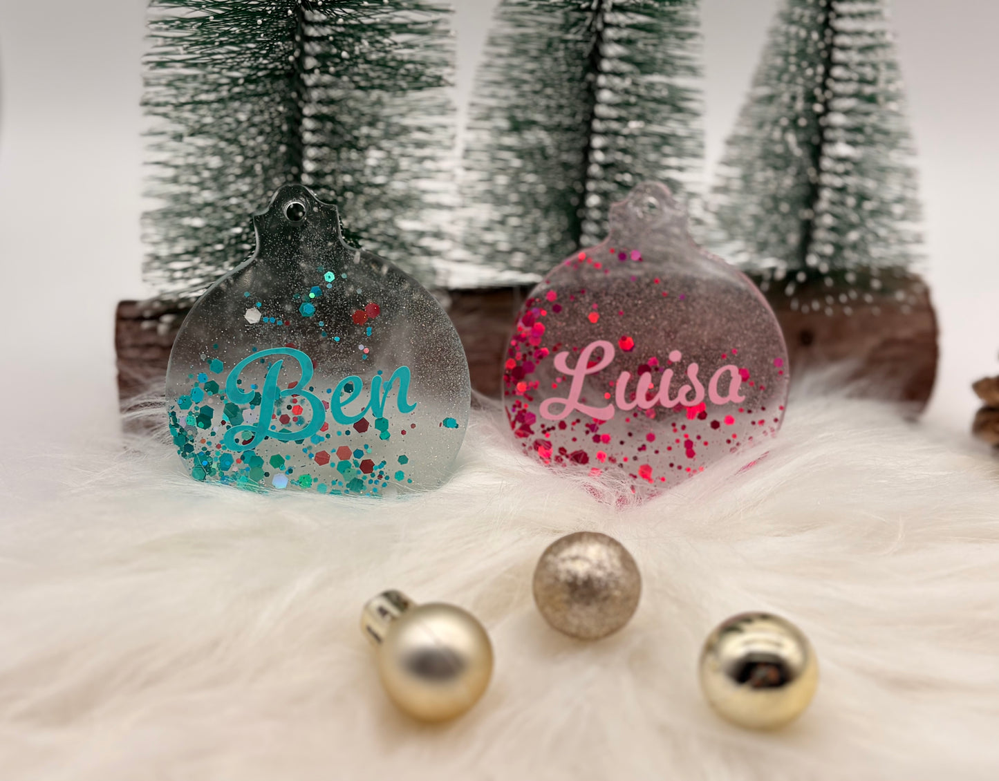Personalisierter Weihnachtsanhänger aus Epoxidharz – Weihnachtskugel mit Namen in Rosa oder Türkis