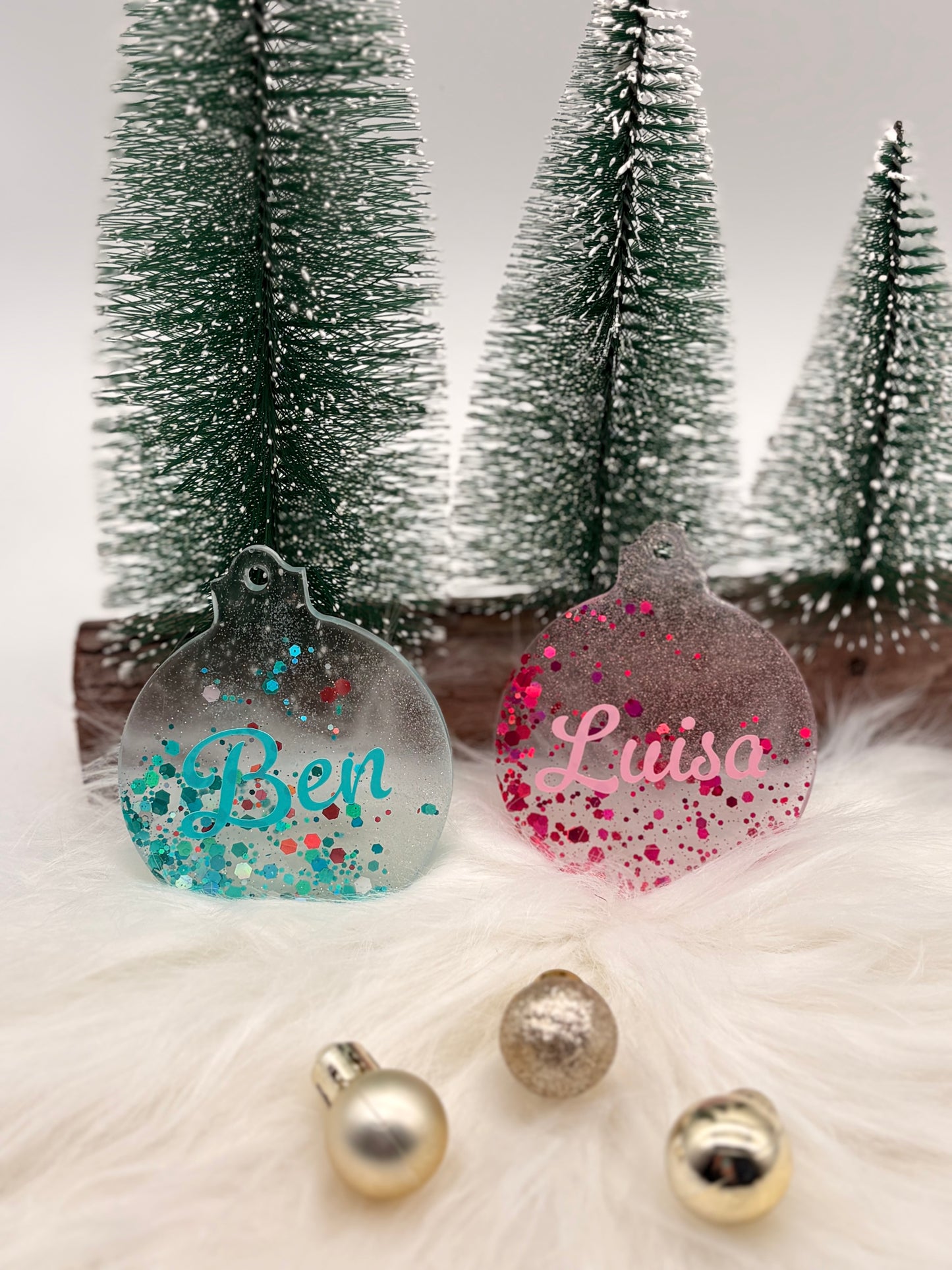 Personalisierter Weihnachtsanhänger aus Epoxidharz – Weihnachtskugel mit Namen in Rosa oder Türkis