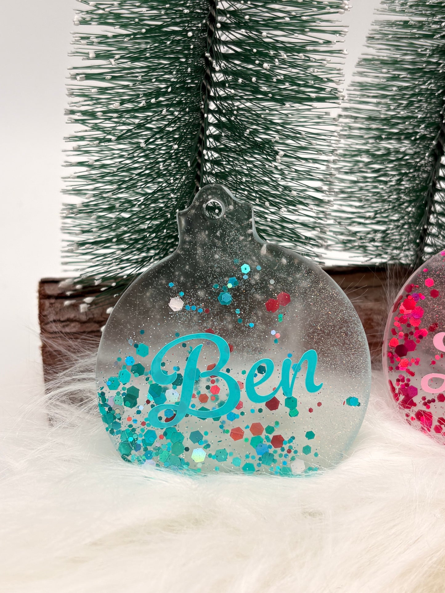 Personalisierter Weihnachtsanhänger aus Epoxidharz – Weihnachtskugel mit Namen in Rosa oder Türkis