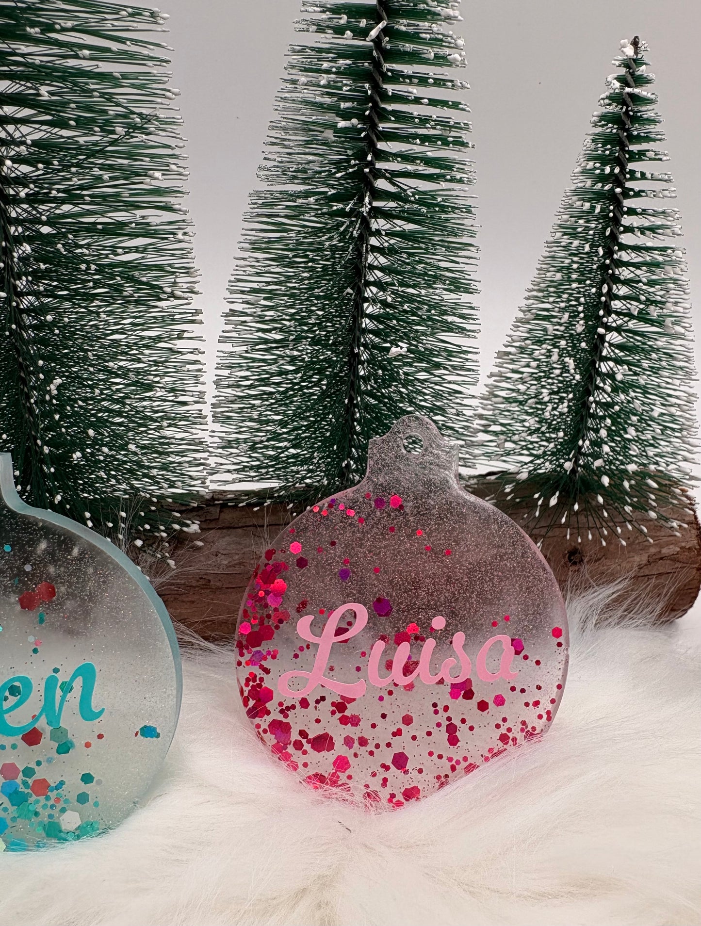 Personalisierter Weihnachtsanhänger aus Epoxidharz – Weihnachtskugel mit Namen in Rosa oder Türkis