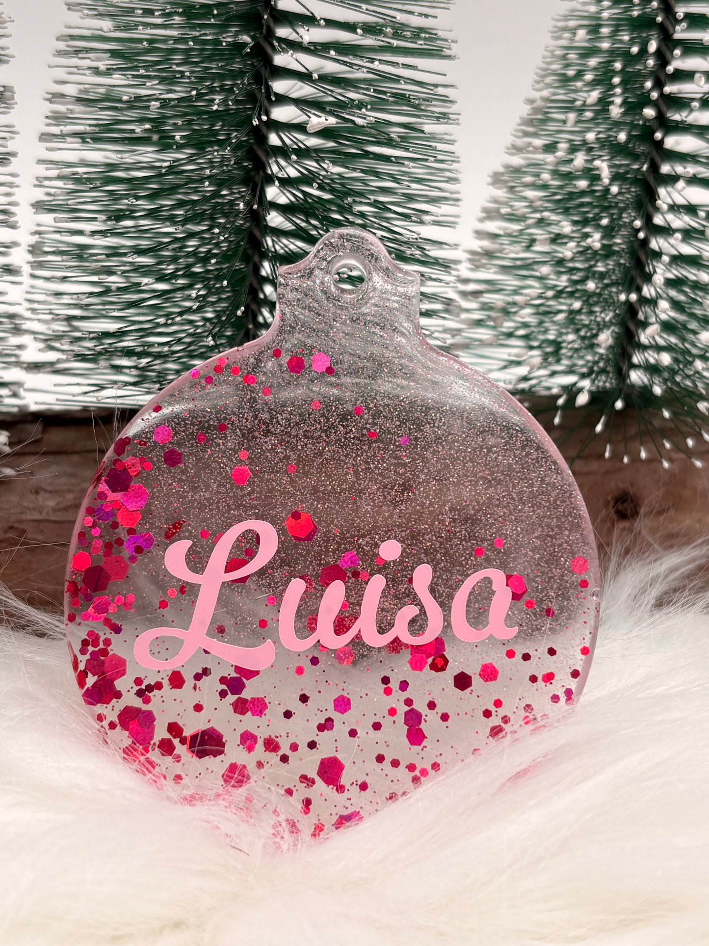 Personalisierter Weihnachtsanhänger aus Epoxidharz – Weihnachtskugel mit Namen in Rosa oder Türkis