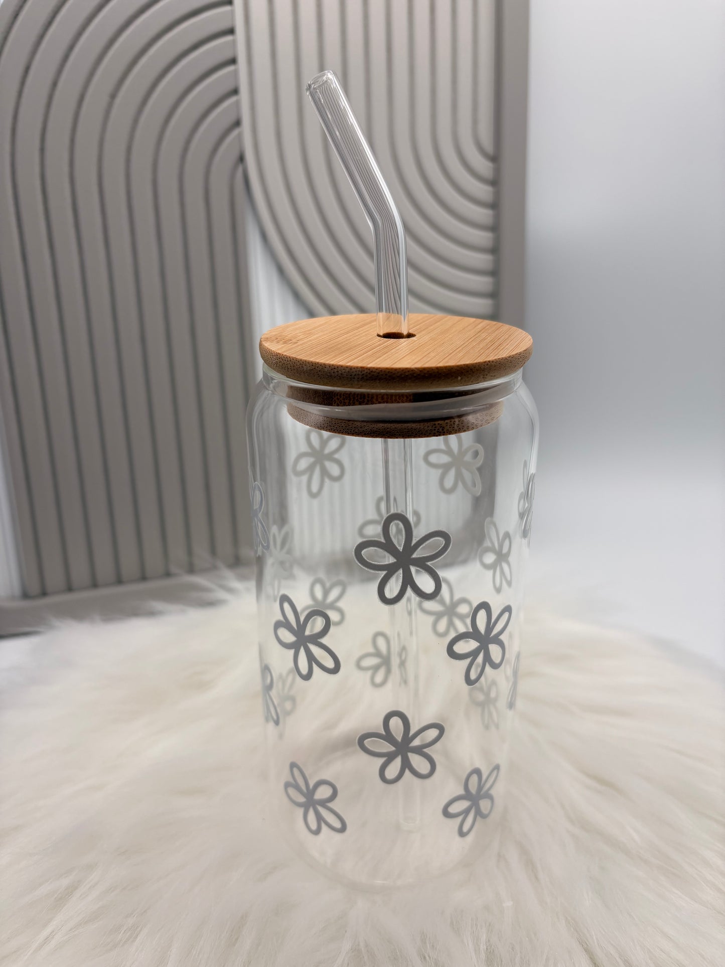 Trinkglas mit Deckel & Strohhalm - Blumen grau